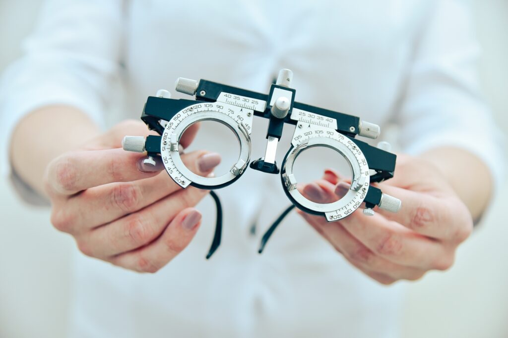 Occhiali visita oculistica per miopia e astigmatismo