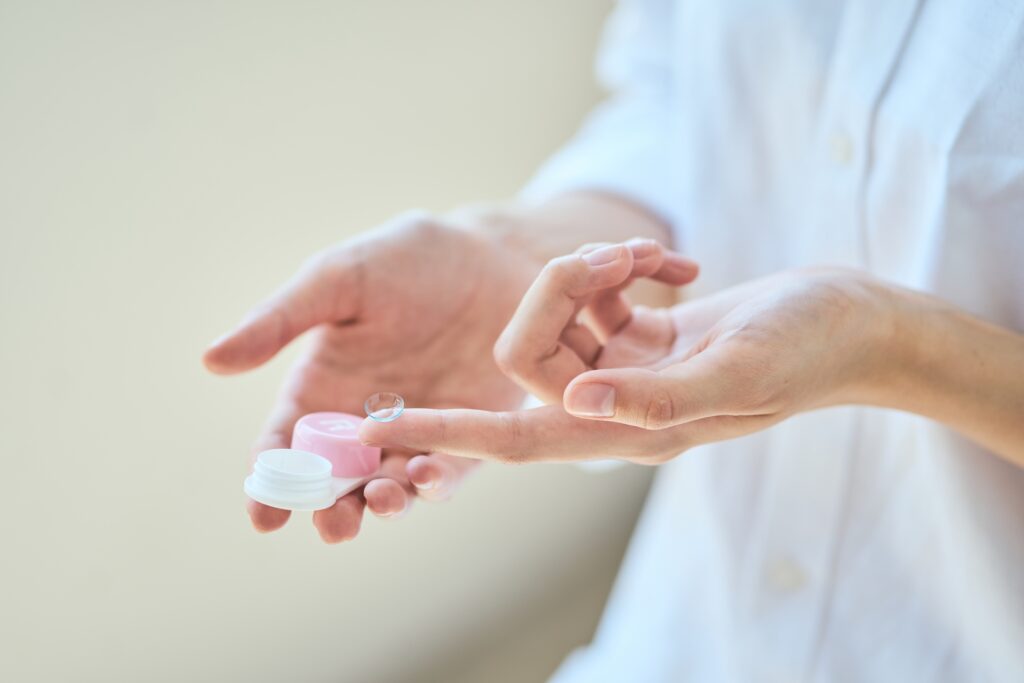 Persona con i mano lenti a contatto